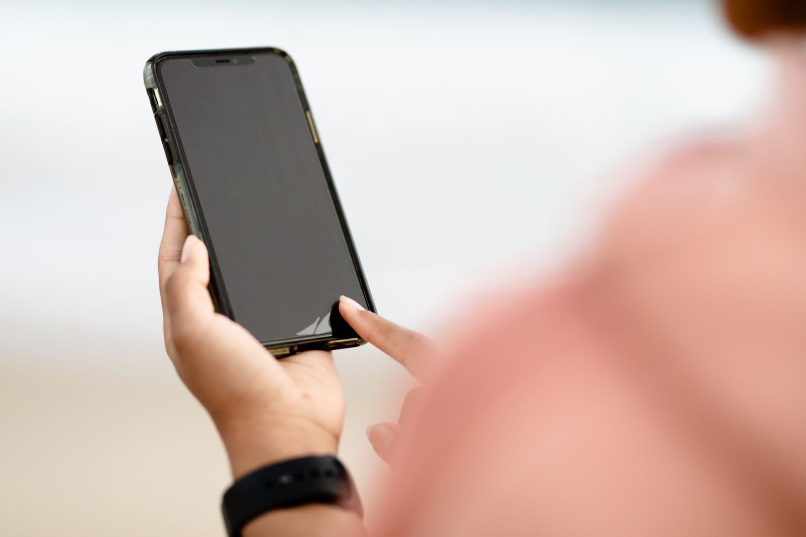 Hand tapping a touchscreen to delete Chrome browsing data on iPhone
