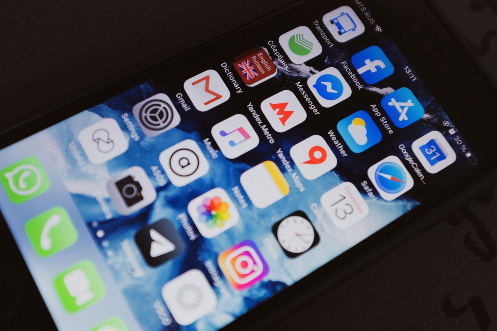 Apps displayed on an iPhone screen illustrating iOS 26 interface design