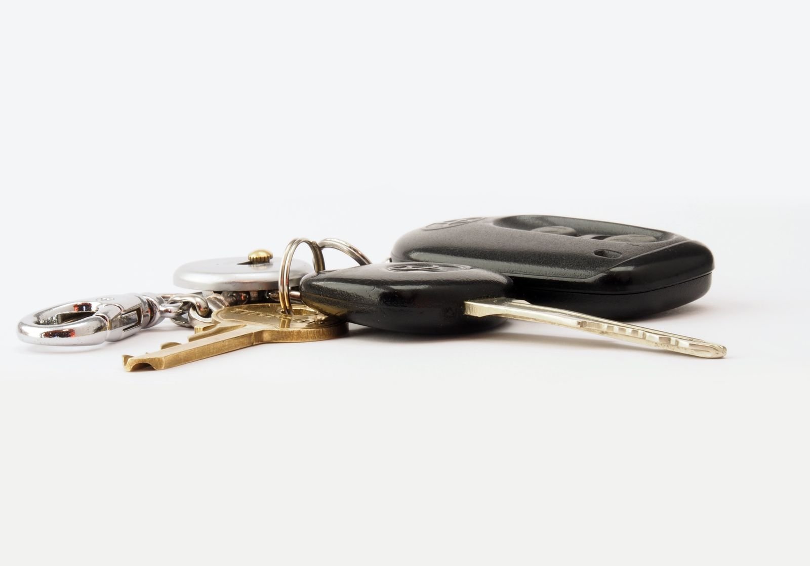 Car keys being handed over, the core moment of any peer to peer car sharing app